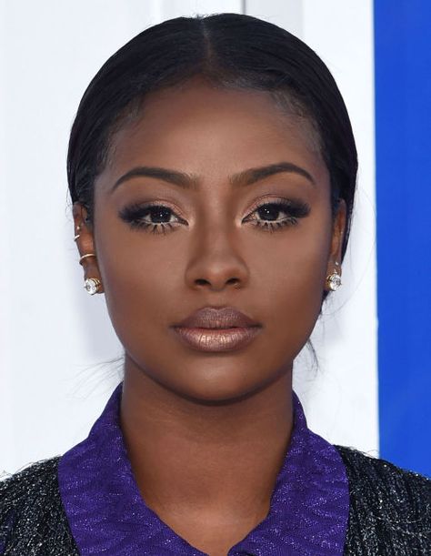 Glitter roots, vampy lips, and pierced hair—oh my! Ikea Makeup, Makeup Cantik, Justine Skye, Dark Skin Beauty, Black Women Makeup, Dark Skin Makeup, Makeup For Black Women, Gorgeous Makeup, Makeup Vanity