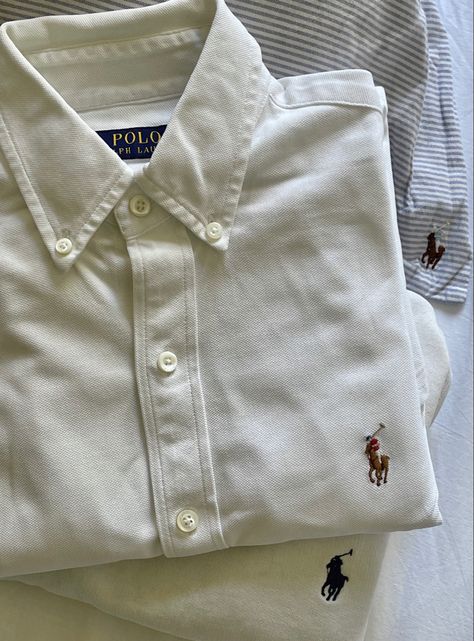 A white Ralph Lauren shirt Vintage Ralph Lauren Aesthetic, Aaron Core, Polo Ralph Lauren Aesthetic, Polo Ralph Lauren Outfits, Preppy Brands, Polo Wear, Trendy Boy Outfits, Polo Men, Dress Suits For Men