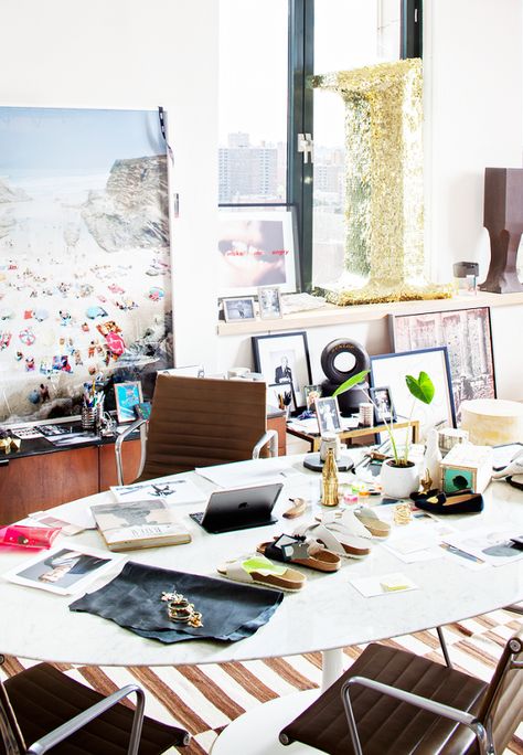 A Sneak Peek Inside Jenna Lyons's Super-Stylish J.Crew Office via @domainehome Cluttered Office, Brown Desk, Study Corner, Jenna Lyons, Home Decor Brands, Store Interiors, Office Inspo, Creative Workspace, Desk Chairs