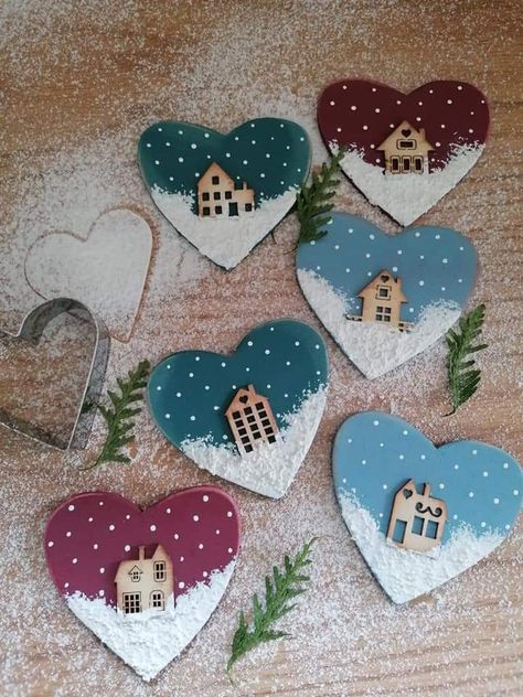 Christmas Heart Ornaments Diy, Wood Heart Ornaments Diy, Wooden Heart Ornaments, Painted Wooden Hearts Ideas, Wooden Heart Painting Ideas, Wooden Heart Christmas Ornaments, Painted Wooden Hearts Christmas, Heart Christmas Ornaments, Felt Crafts Christmas