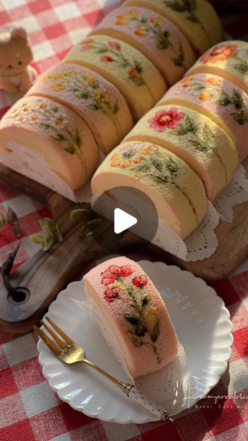 Floral Swiss Roll, Rolled Cakes With Designs, Asian Cake Design, Thanksgiving Roll Cake, Fall Cake Roll, Role Cakes, Pink Floral Cake Birthday, Cake Roll Design, Roll Cake Decoration