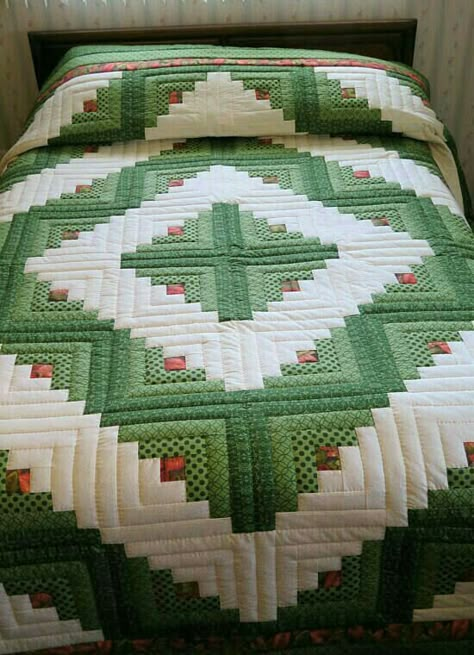 Amische Quilts, Trip Around The World Quilt, Around The World Quilt, Colchas Quilting, Hand Quilting Designs, Hand Quilting Patterns, Log Cabin Ideas, Log Cabin Quilt Pattern, Log Cabin Quilt Blocks