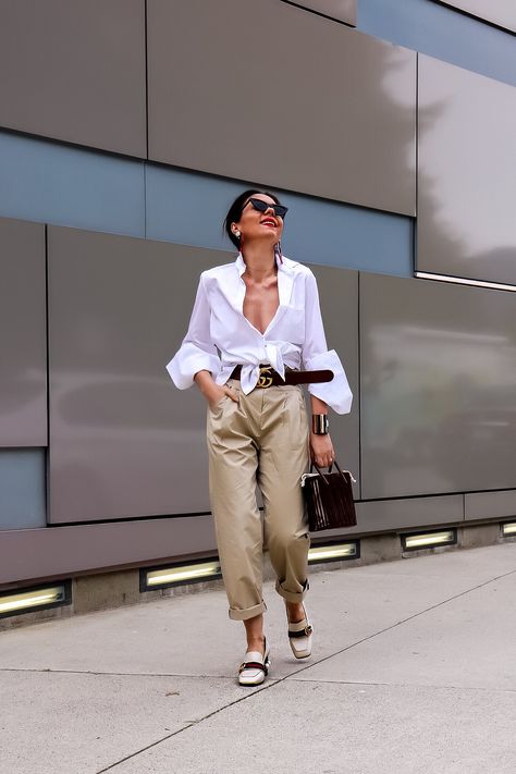 How to wear high waisted chinos Chinos Women Outfit, Basics Outfit, English Outfit, Trousers Women Outfit, Outfits Beige, High Waisted Pants Outfit, Chino Pants Women, Beige Cargo, Womens Chinos