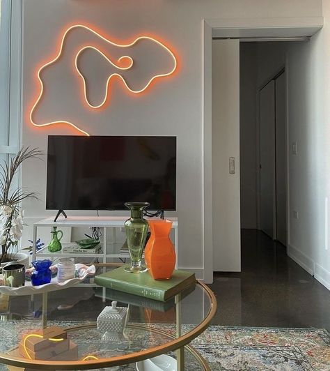 Retro Aesthetic House Decor, College House Bedroom Minimalist, Retro Aesthetic Apartment, Aesthetic Apartment Vibes, Jilliancore Aesthetic, College House Decor Bedroom, La Apartment Aesthetic, Art Deco Studio Apartment, Neon Interior Design