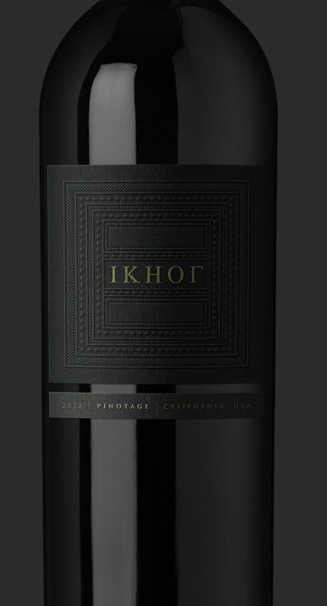 Minimalist black wine label Modern Wine Labels, Black Wine Labels, Wine Label Inspiration, Wine Bottle Label Design, Wine Label Packaging, Negroni Cocktail, Wine Packaging Design, Packaging Bottle, Wine Bottle Design