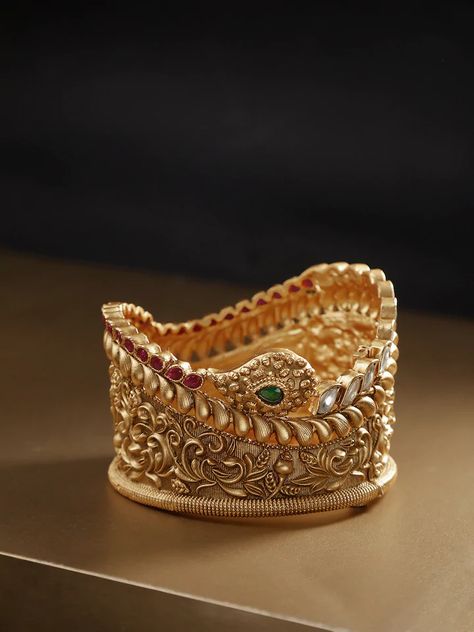 Kundan Kada, Kada Bangles, Kundan Bangles, Choker Necklace Designs, Gold Jewelry Outfits, Antique Gold Jewelry Indian, Gold Jewelry Simple Necklace, Jewelry Set Design, Antique Bridal Jewelry