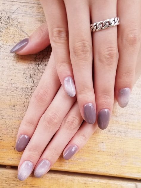 easy cat eye grey and white Easy Cat Eye, Nail Simple, Grey Nail, Gray Nails, Cat Eye Nails, Diy Nails, Grey And White, Cat Eye, Nails