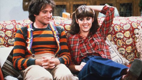 Robin Williams’ ‘Mork & Mindy’ Co-Star Pam Dawber Says He’d Grope Her on Set – TV Insider Mork And Mindy, 70s Tv, 70s Tv Shows, Mork & Mindy, Robin Williams, The 60s, Classic Tv, Two People, Costume Halloween