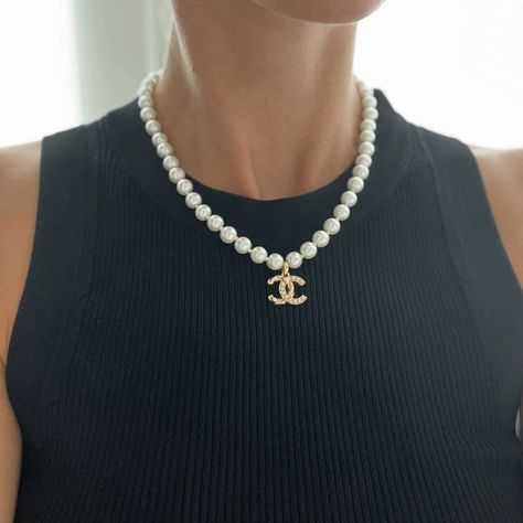 Pearl Necklace Outfit How To Wear, Grad Jewelry, Pearl Necklace Aesthetic, Money Accessories, Pearl Necklace Outfit, Chanel Necklaces, Pearl Outfit, Chanel Pearl Necklace, Vintage Chanel Jewelry