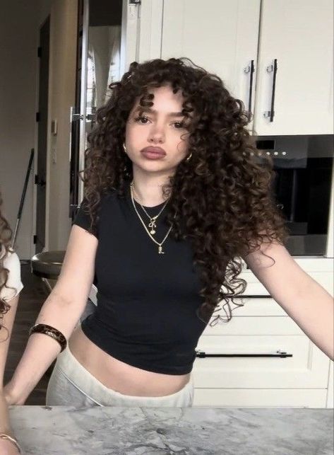 3c Curly Hair, Long Curly Haircuts, Dark Curly Hair, Natural Curly Hair Cuts, Brown Curly Hair, Pale Girl, Black Curly Hair, Mia 3, Curly Girl Hairstyles