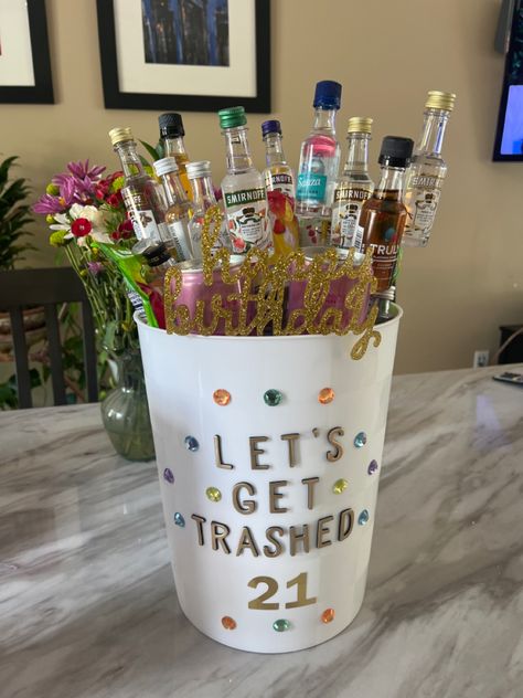 nips in a trash can and goodies ! Booze Gift, Beer Cakes, 21st Birthday Diy, 21 Bday, Bucket Ideas, Beer Cake, 21 Birthday, 21st Birthday Gifts, Friend Gifts