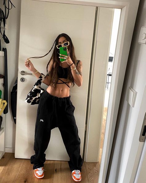 Kim Duong |Germany-Stuttgart 🪐 on Instagram: “💚” Party Fits, Looks Street Style, Sneakers Outfit, Looks Style, Minimal Fashion, Post On Instagram, Jean Outfits, Beach Outfit, Fashion Inspo Outfits