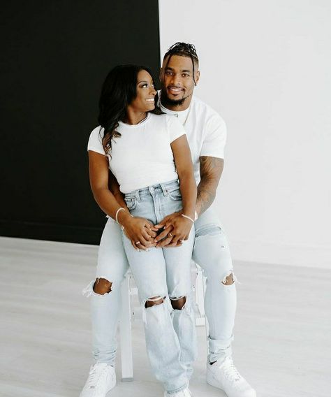 Shooting Photo Couple, Goal Couple, White Shirt And Blue Jeans, Shooting Couple, Engagement Picture Outfits, Pre Wedding Photoshoot Outfit, Poses Couple, Spring Photoshoot, Engagement Pictures Poses