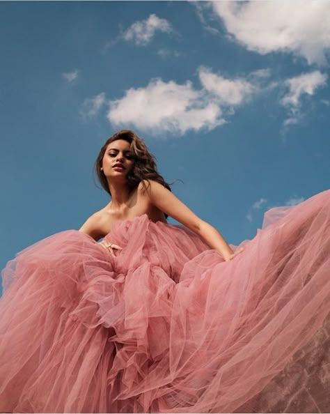 Flowy Gown Photoshoot, Tulle Dress Photoshoot Ideas, Gown Photoshoot Poses Outdoor, Fairytale Dress Photoshoot, Outdoor Glam Photoshoot, Big Tulle Dress Photoshoot, Tulle Dress Editorial, Ball Gown Photoshoot Outdoor, Poses For Flowy Dresses