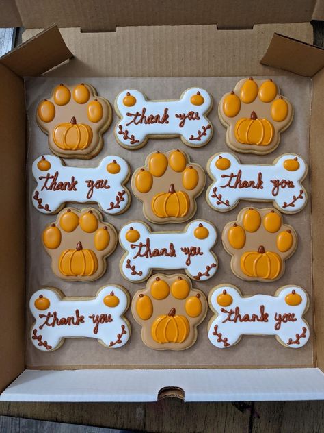 Decorated Cookies For Dogs, Dog Treats Decorated, Iced Dog Cookies, Halloween Dog Cookies, Dog Treat Decorating Ideas, Dog Treat Vendor Booth Ideas, Dog Treat Station, Halloween Dog Treats, Pet Bakery