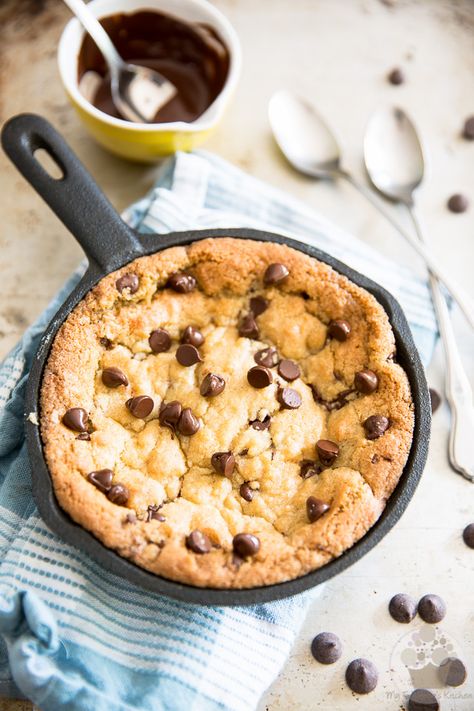 Skillet Cookie For Two, Cookie For Two, Cast Iron Skillet Cookie, Pizookie Recipe, Single Serve Cookie, Oatmeal Biscuits, Skillet Cookie Recipe, Chocolate Chip Skillet Cookie, Deep Dish Cookie