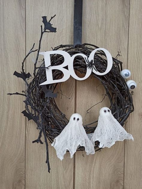 30+ Spooky Halloween Wreaths For Your Front Door; ghost wreath! This includes Halloween wreath, Halloween wreath ideas, Halloween wreaths for front door, Halloween wreaths DIY, Halloween decorations & more! It also includes halloween decor, halloween decorations house, Halloween decorations outdoor, easy halloween decorations, simple halloween decorations, halloween decorations apartment, easy halloween wreaths & more! #halloweenwreath #halloweendecor #halloweendecorations #Halloweenwreathideas Black And White Halloween Wreath, White Halloween Wreath, Boo Decor, Boo Wreath, Halloween Decorations Apartment, Ghost Wreath, Bauble Wreath, Black And White Halloween, Red Christmas Wreath