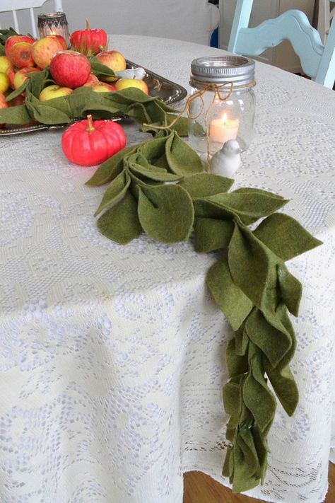 Diy Leaves Garland, Felt Greenery Diy, Sewing Christmas Garland, Felt Leaf Garland Diy, Felt Christmas Garland Diy, Felt Decorations Diy, Felt Wreath Diy Tutorials, Felt Vines, Felt Greenery