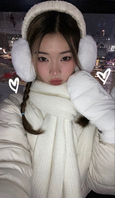 makeup fashion cute snow wear cold girl Outfits With Low Rise Jeans, Winter Inspo Outfits, Makeup Looks Winter, Winter Maternity Outfits, Winter Outfits Snow, Cold Girl, Winter Princess, Winter Outfits Aesthetic, Winter Skirt Outfit