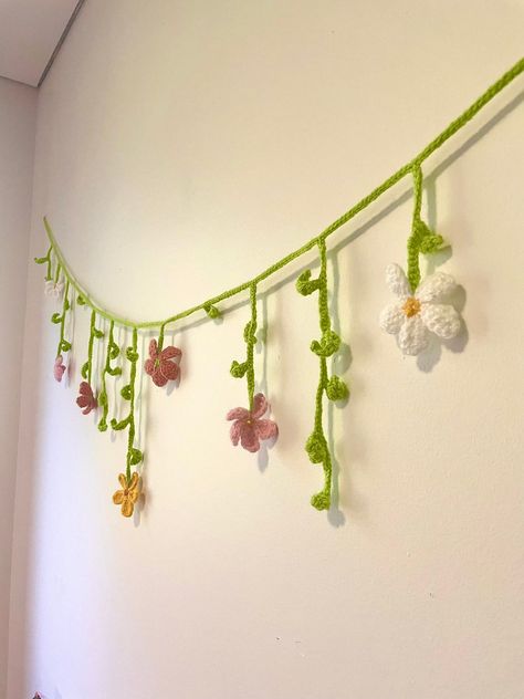 Crochet flower garland. Easy crochet project inspiration. Spring aesthetic Crochet Projects For Room, Crochet Floral Garland, Crochet Flower Banner, Crocheted Flower Garland, Simple Hobbies Ideas, Crochet For Dorm Room, Cute Garland For Bedroom, How To Crochet Mini Flowers, Crochet Flowers Hanging