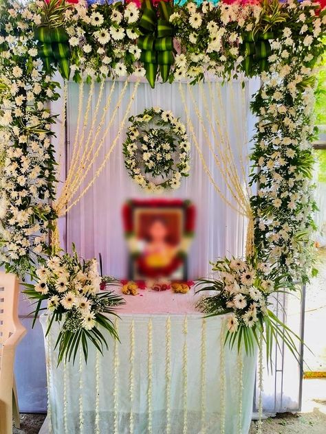 White Flower Decoration For Ganpati, Memorial Service Decorations, Flower Decoration For Ganpati, Chaturthi Decoration, Haldi Decoration Ideas, Simple Stage Decorations, Cradle Ceremony, Ganpati Decoration At Home, Gate Decoration