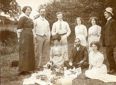 obsessed with vintage picnics. Old Fashioned Picnic, Fall Day, The Grass, Everyday Life, Old Fashioned, Black And White, White, Black