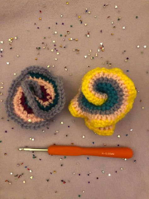 Crochet Infinity Loop Fidget, Crochet Fiddle Toy, Crochet Stim Toy, Fidget Crochet Patterns Free, Crochet Figit Toys Free Pattern, Crochet Sensory Toys Free Pattern, Topological Crochet, Crochet Fidget Toys Free Pattern, Crochet Sensory Toys