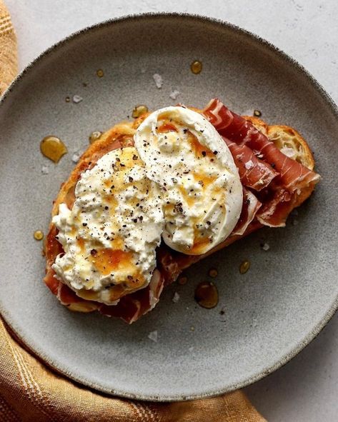 Burrata Meal Ideas, Hosting Food Ideas, Brunch Ideas Aesthetic, Savoury Toast, Breakfast Hosting, Prosciutto Toast, Burrata Toast, Honey Cheese, Trending Meals