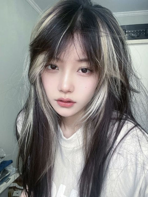 Korean two tone hair color: black and blonde Red Hair Color At The Ends, Short Edgy Bob Hairstyles, Dyed Hair On Asians, Ulzzang Dyed Hair, Korean Two Tone Hair Color, Hair Dye Reference, Oreo Hair Girl, Acubi Haircut, Ulzzang Hair Color