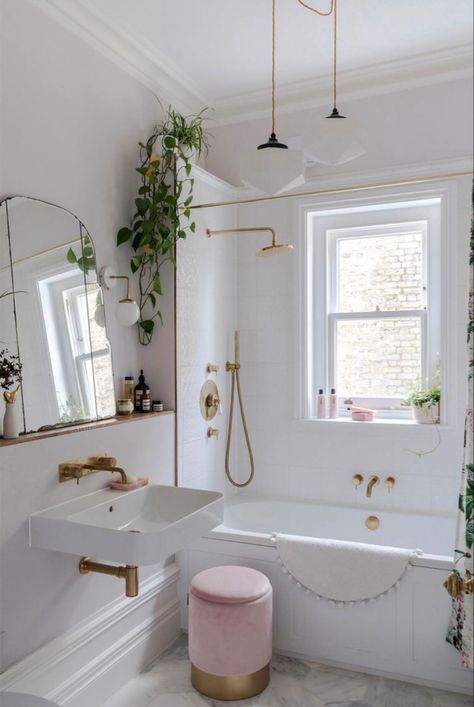 Vogue Decor, Blob Mirrors, Dark Green Bathrooms, Very Small Bathroom, Small Bathtub, Small Bathroom Sinks, Timeless Bathroom, Small Space Bathroom, Aesthetic Bathroom