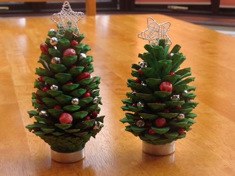 Pine Cone Christmas Tree, Christmas Pine Cones, Pine Cone Art, Christmas Crafts For Kids To Make, Minimalist Christmas Tree, Cone Christmas Trees, Pine Cone Decorations, Cones Crafts, Little Christmas Trees