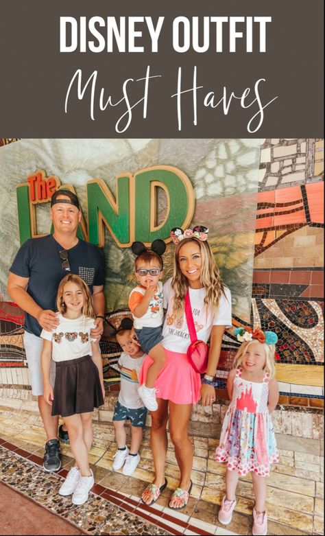 Disney style Family Outfits For Magic Kingdom, Disney T Shirt Outfits, Moms Disney World Outfits, Cute Disney Family Outfits, Disneyland Outfits Summer Mom, Family Epcot Outfits, Mom Outfits For Universal Studios, Cute Mom Disney Outfits, Mom Outfits Disney World