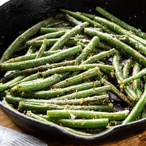 Lemon Pepper Green Beans. Tasty, easy, and quick! - Craft Made Kitchen Green Bean Recipes Lemon, Quick Dinner Sides, Oven Green Beans, Parmesan Roasted Green Beans, Seasoned Green Beans, Lemon Seasoning, Baked Green Beans, Bean Varieties, Lemon Green Beans