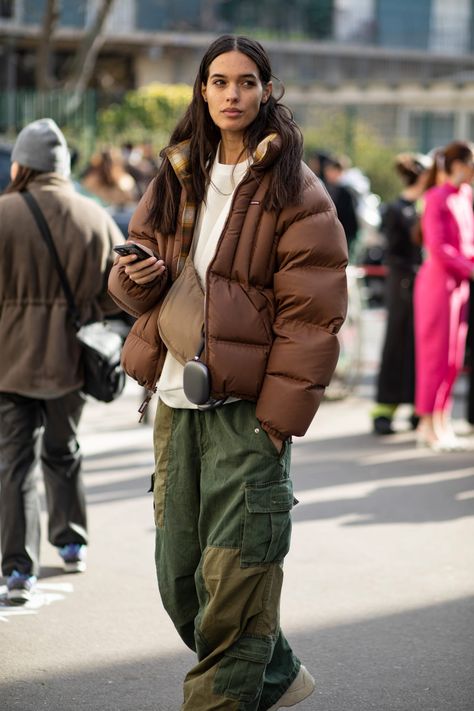 Best Street Style of Paris Fashion Week Fall 2023 - Fashionista Big Puffer Jacket Outfit, Brown Puffer Jacket Outfit, Fashion Week Street Style Winter, White Puffer Jacket Outfit, Jacket Winter Outfit, Puffer Outfit, Brown Puffer Jacket, Winter Jacket Outfits, Street Style Fall Winter