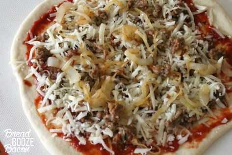 This Italian Sausage + Caramelize Onion Pizza is totally worth skipping take out for! It's a great recipe to make anyday of the week! #BreadBoozeBacon #pizza #Italian #sausage Caramelized Onion Pizza, Bread Booze Bacon, Onion Pizza, Green Egg Recipes, Pizza Casserole, Vegetable Beef Soup, Pizza Recipes Homemade, Caramelized Onion, White Lights