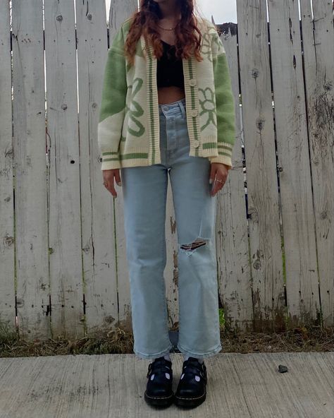 How To Style A Green Cardigan, Green Cardigan Outfit Aesthetic, 90s Cardigan Outfit, Vintage Cardigan Outfit, Patterned Cardigan Outfit, Cream Cardigan Outfit, Baggy Cardigan, Cardigan Outfit Spring, White Cardigan Outfit