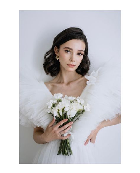 Bride Studio Photoshoot, Floral Structure, Shooting Studio, Minimalistic Wedding, Gold Flower Earrings, Wedding Photoshoot Props, Bride Photoshoot, Ethereal Wedding, Bride Portrait