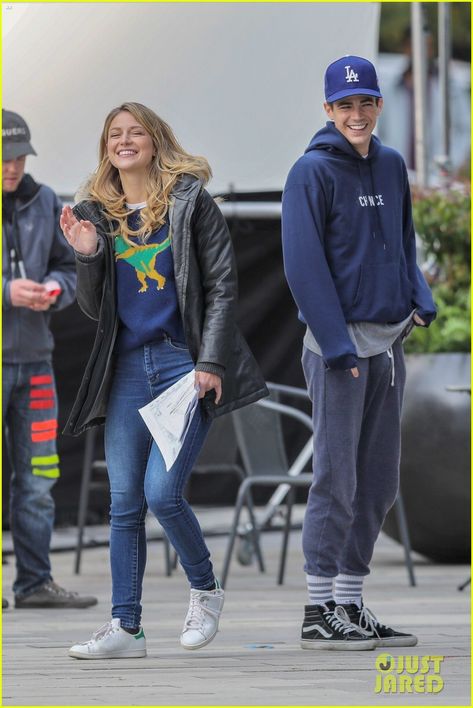 Supergirl Crossover, Flash Supergirl, La Dodgers Hat, Flash Funny, Superhero Shows, Flash Barry Allen, Supergirl Tv, Melissa Supergirl, The Flash Grant Gustin