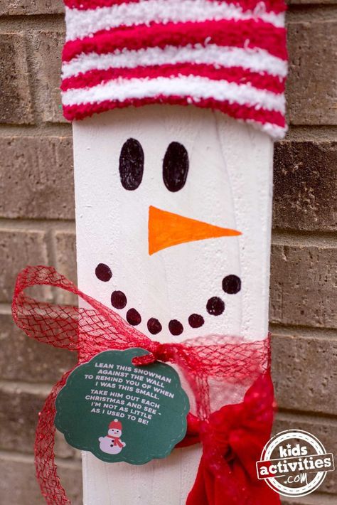 Fence Post Crafts, Wooden Snowman Crafts, Parent Holiday Gifts, Snowman Wreaths, Handprint Christmas, Parents Christmas, Christmas Gifts For Parents, Christmas Crafts For Kids To Make, Christmas Kindergarten