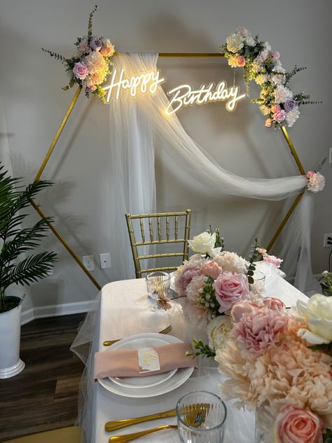 Hexagon Birthday Decor, Hexagon Backdrop With Balloons, Brunch Backdrop Ideas, Hexagon Decoration, Pink Birthday Brunch, Hexagon Backdrop, Pink Gold Decor, Diy Honeycomb, Bridal Shower Backdrop