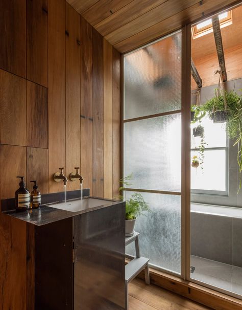 Japanese Shower Room, Modern Japanese Bathroom, Japanese Style Apartment, Japan Bathroom, Wood Panel Bathroom, Japanese Shower, Japanese Bathroom Design, Japanese Style Bathroom, Japandi Bathroom