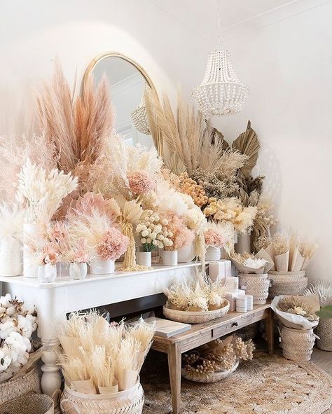 Floral Bar, Dried Floral Arrangements, Flower Shop Interiors, Bar Installation, Flower Installation, Flower Boutique, Flower Bar, Floral Studio, Dried Floral