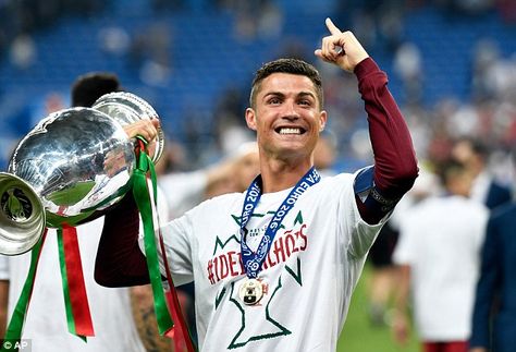 After a night of ups and downs, it was all smiles in the end for Ronaldo as he lifted silverware once again Griezmann France, Portugal National Team, Cristiano Ronaldo Portugal, Cristiano Ronaldo Real Madrid, Uefa Euro 2016, Football Players Images, Ronaldo Real Madrid, Madrid Wallpaper, Ronaldo Videos