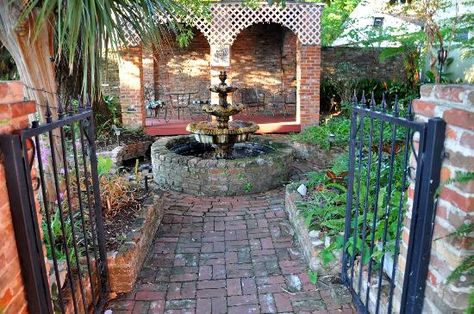 New Orleans Courtyard Ideas, New Orleans Courtyard, Landscaping Around Deck, Brick Courtyard, Colonial Garden, Courtyard Ideas, Modern Courtyard, New Orleans Jazz, New Orleans French Quarter