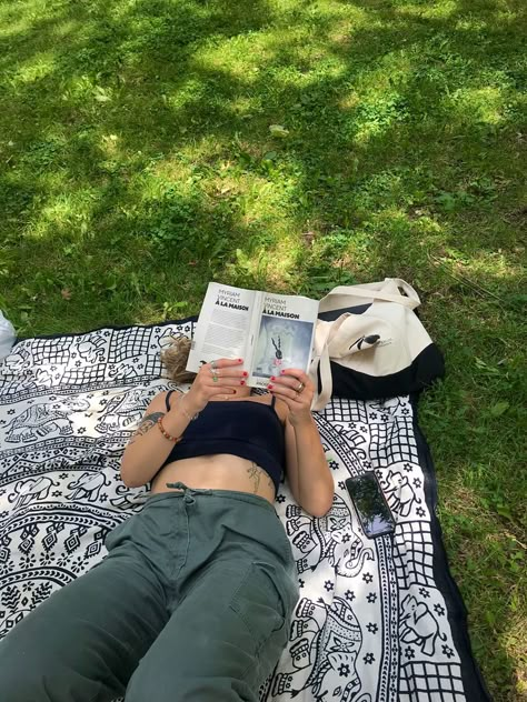 #aesthetic #reading #summer #katstratford Reading Park Aesthetic, Reading At Park Aesthetic, Reading At Park, Reading Aesthetic Outside, Reading In Public Aesthetic, Park Reading Aesthetic, Book Aesthetic Summer, Reading In The Summer, Read Outside