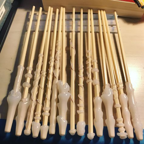 I'm having a DIY Harry Potter wedding and I just started making some of my favors Homemade Wands Harry Potter, Baguette Harry Potter Diy, Harry Potter Wedding Favors, Harry Potter Craft Ideas Diy, Harry Potter Wand Diy, Harry Potter Ideas Diy, Diy Harry Potter Decorations, Harry Potter Diy Crafts Decoration, Harry Potter Diy Wands