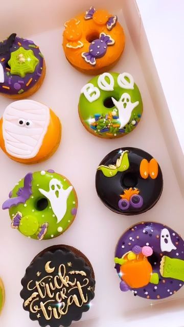 Halloween Mini Donuts Ideas, Halloween Donuts Ideas, Halloween Cupcake Recipes, Donut Drawing, Donut Decorating Ideas, Halloween Food Cupcakes, Postres Halloween, Halloween Donuts, Halloween Cookies Decorated