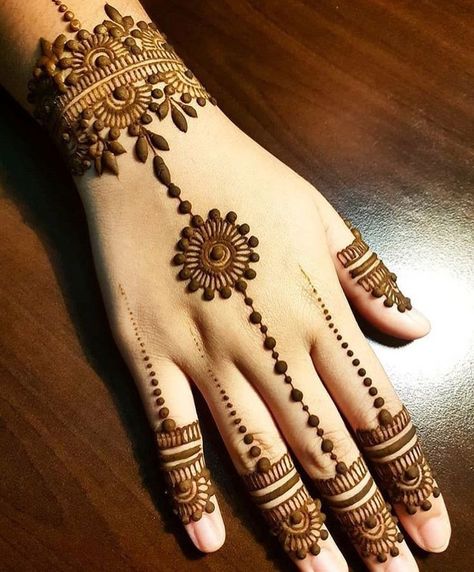 Easy Back Hand Mehndi, Back Hand Mehndi Design, Henne Tattoo, Back Hand Mehndi, Palm Mehndi Design, Simple Mehendi Designs, Hand Mehndi Design, Eid Mehndi Designs, Design Mehndi