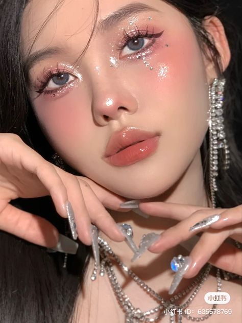 Exotic Makeup Looks, Cultural Makeup, Middle Eastern Beauty, Sultry Eye Makeup, Xiaohongshu Makeup, Rose Gold Makeup Looks, Makeup Ala Korea, Arabic Eye Makeup, Pink Glitter Makeup