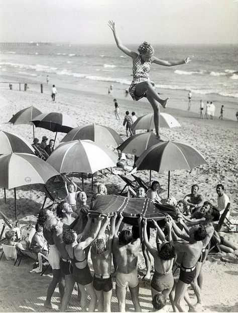 Vintage photography 1930s: 1933 - the illusion makes it seem as if she is standing on one of the umbrellas People On The Beach, Fotografi Vintage, Charles Bukowski, Photo Vintage, Black White Photos, Vintage Beach, Vintage Pictures, Pics Art, The Good Old Days